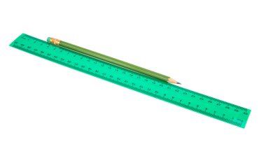 Beyaz arkaplanda yeşil cetvel ve kalem izole
