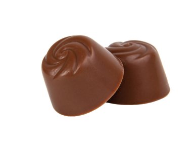 Beyaz arka planda izole edilmiş sütlü çikolata şekeri.