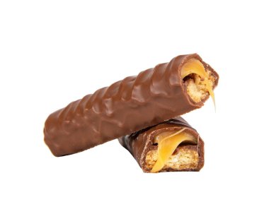 Beyaz arka planda izole edilmiş çikolata çubuğu karamel.