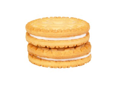 Süt kremalı bisküvili kurabiyeler beyaz arka planda izole edilmiş.