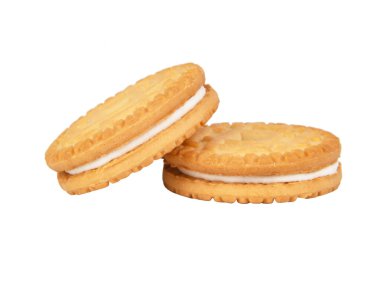 Süt kremalı bisküvili kurabiyeler beyaz arka planda izole edilmiş.