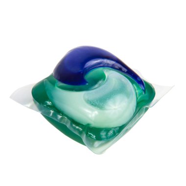 Beyaz arkaplanda izole edilmiş çok renkli jel yıkama kapsülü