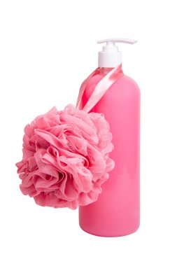 Kutuda pembe sıvı jel sabun ve beyaz arka planda izole edilmiş duş süngeri.