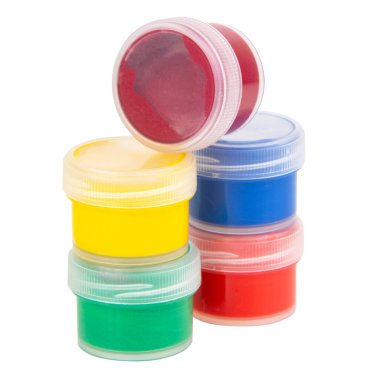 Beyaz arka planda izole edilmiş çok renkli guaj boya kutusu