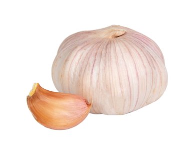 Beyaz arka planda izole edilmiş baharatlı sarımsak.