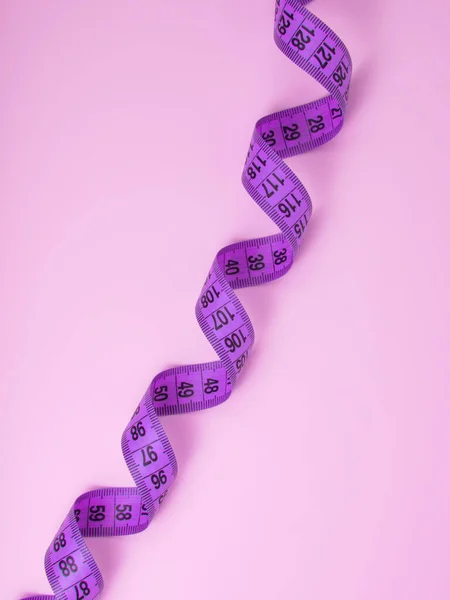 Fita Métrica Roxa Brilhante Fundo Violeta Com Copyspace — Fotografia de Stock