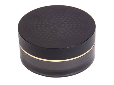 Siyah krem kozmetik kutusu beyaz arkaplanda izole edilmiş.