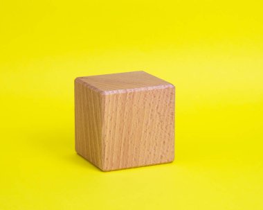 Sarı arkaplan kopyalama uzayında bir tahta küp kare