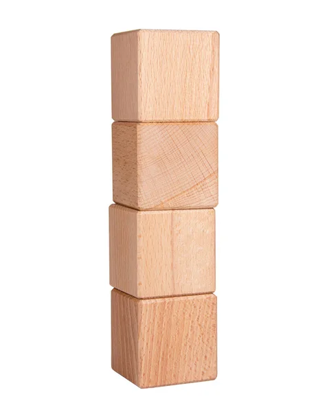白い背景に孤立した木製の立方体幾何学レンガ塔 — ストック写真