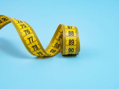 Mavi parlak arkaplanda sarı sarmal şerit ölçüsü