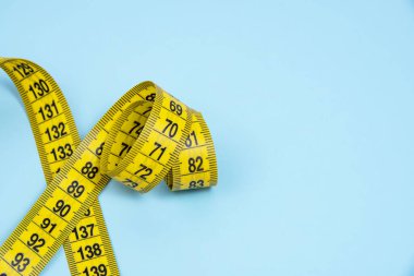 Mavi parlak arkaplanda sarı sarmal şerit ölçüsü