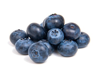 Beyaz arkaplanda taze yaban mersini izole edilmiş.