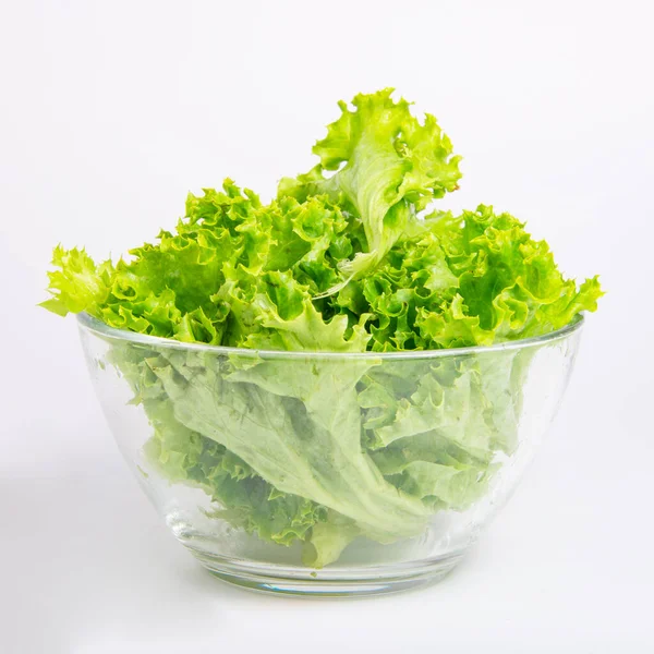 Groene Verse Salade Van Sla Glazen Schaal Witte Achtergrond — Stockfoto