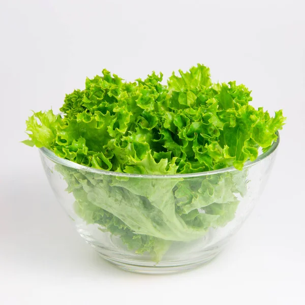 Zöld Friss Saláta Üvegtálban Fehér Alapon — Stock Fotó