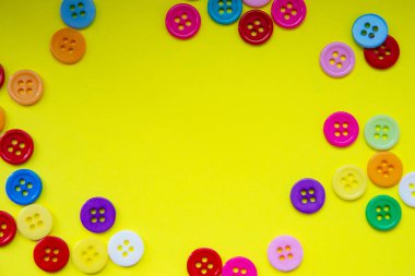 Kopyalama alanı olan sarı arkaplanda kumaş düğmeler