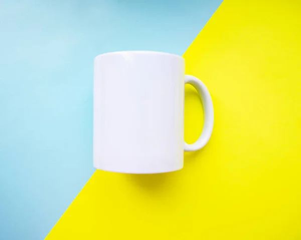 Mug Putih Kosong Untuk Desain Pada Latar Belakang Kuning Biru — Stok Foto