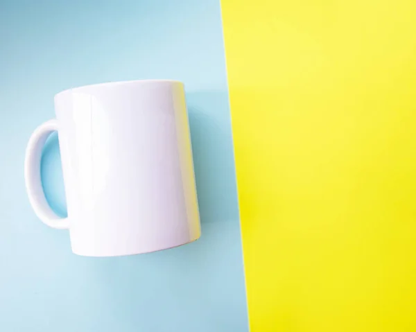 Mug Putih Kosong Untuk Desain Pada Latar Belakang Kuning Biru — Stok Foto