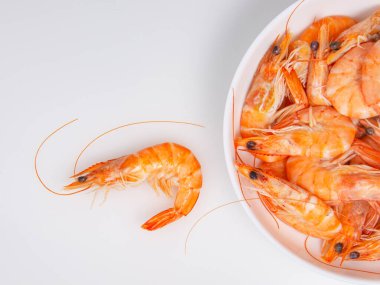 Beyaz arka planda taze deniz karidesi