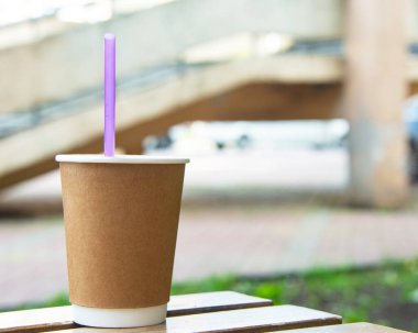 Kağıt kahve bardağı aromalı açık hava kahvesi.