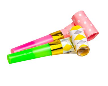 Karnaval kornası beyaz arka planda izole edilmiş.