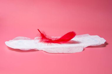 Pembe arka planda duran hijyenik peçete peçetesi.