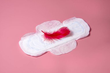 Pembe arka planda duran hijyenik peçete peçetesi.