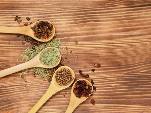 Aroma Houten Lepel Met Verschillende Droge Kruiden Natuurlijke Houten Ondergrond — Stockfoto