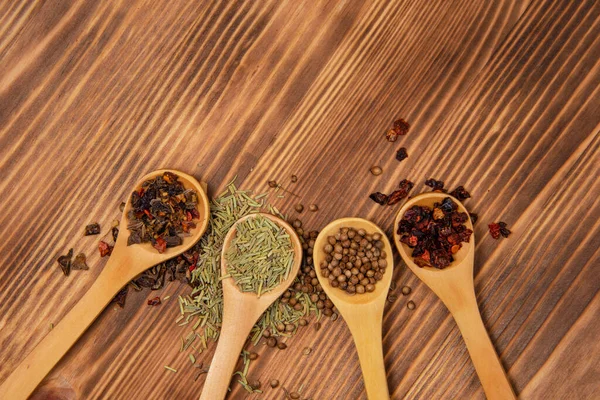 Cuchara Madera Aromática Con Diferentes Especias Secas Sobre Fondo Madera — Foto de Stock