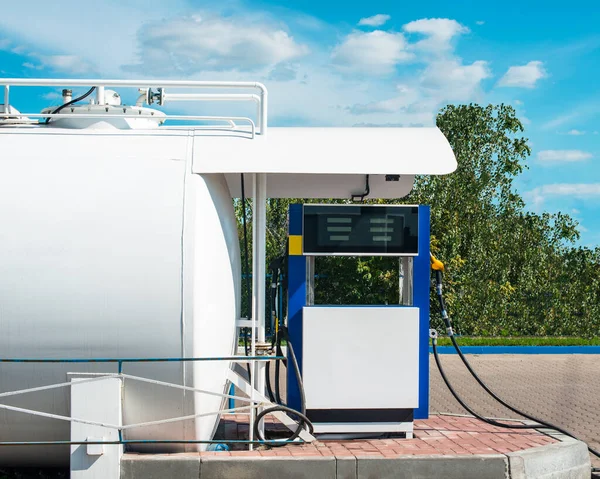 Benzin istasyonunda araba nakil gücü yok.