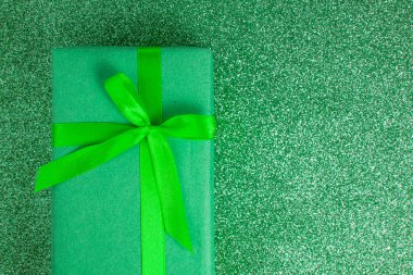 Kopyalama alanı ile parlak arkaplan üzerinde el işi hediye kutusu yeşil yay