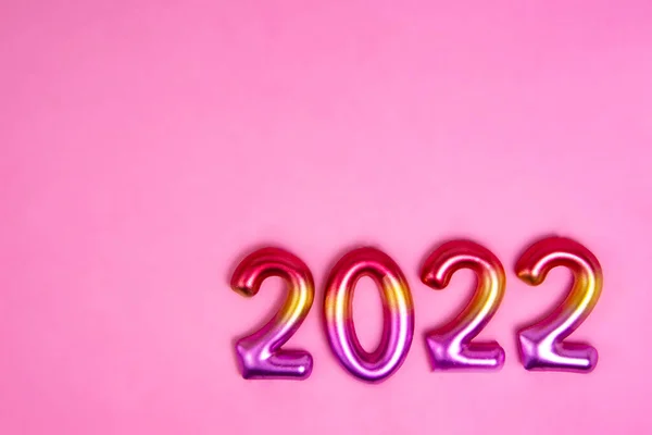 Números 2022 Criativos Multicoloridos Sobre Fundo Rosa Decorativo Com Espaço — Fotografia de Stock