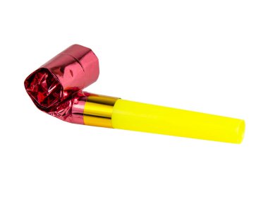 Beyaz arka planda izole edilmiş karnaval için parti kornası pembe sarı ses çıkarıcı