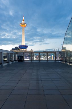Balkon görünümü Kyoto Tower mavi saat akşam alacakaranlıkta