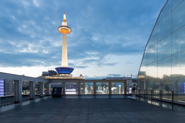 Akşam karanlığı ışıklı Kyoto Tower mavi saat kimse akşam