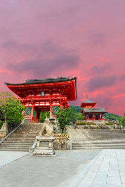 Kırmızı kapı Kiyomizu-dera Tapınağı gün giriş