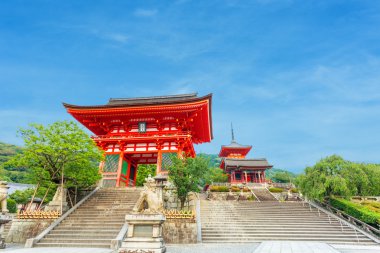 Ro-Mon kırmızı kapı Kiyomizudera Tapınağı giriş akşam