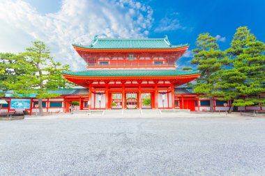 Heian Jingu tapınak ana Ro-Mon giriş mavi gökyüzü H