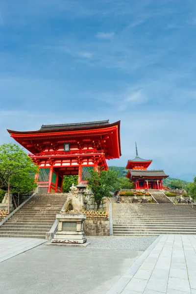 Kırmızı kapı Kiyomizu-dera Tapınağı gün giriş
