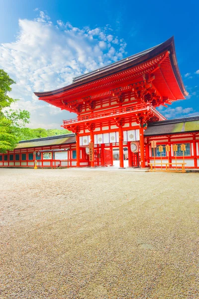 Shimogamo-Schrein abgewinkelt Hauptfront blauer Himmel Tür v — Stockfoto