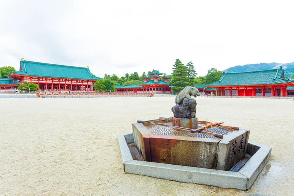 Santuário de Heian-Jingu dentro da fonte de água do pátio — Fotografia de Stock