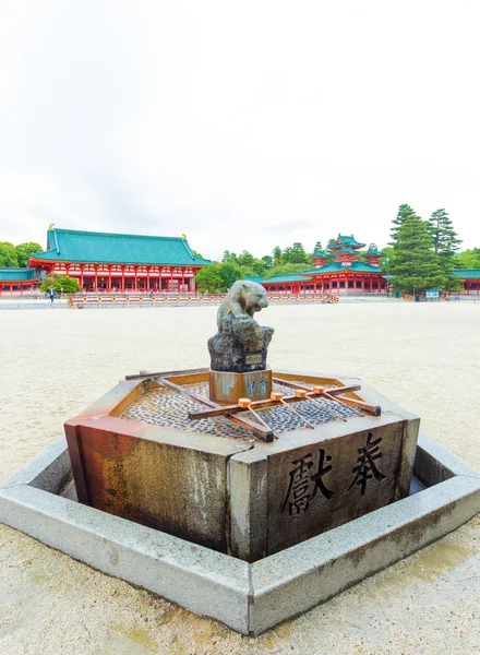 Heian Jingu Shrine nádvoří budovy fontána V — Stock fotografie