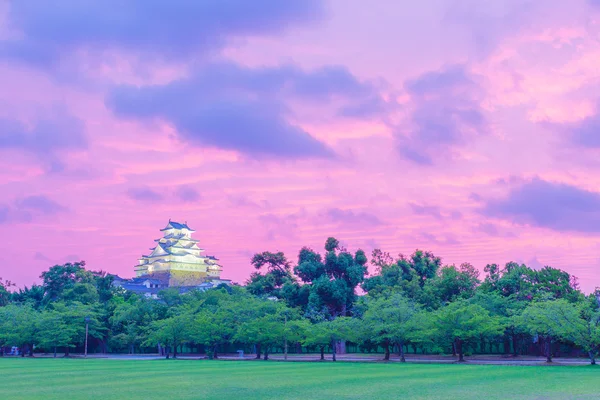 Himeji Jo kasteel avondrood gras bomen verre — Stockfoto