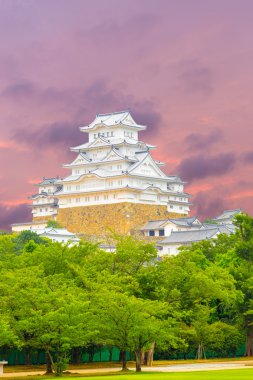 Himeji Jo Castle ağaçlar günbatımı V merkezli