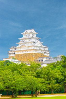 Himeji Jo Kalesi ağaçlar mavi gökyüzü merkezli V