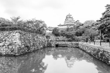 Himeji Jo kale sur hendek su yansıma H