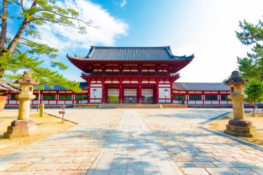 Todai-Ji Tapınağı kırmızı kapı ön girişi mavi gökyüzü H