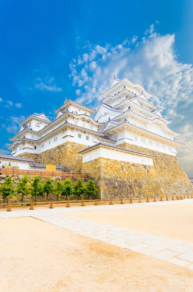 Himeji jo Burginnenhof halten blauen Himmel angewinkelt v — Stockfoto