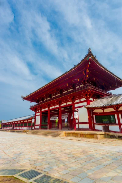El templo Todai-Ji puerta roja angulada cielo azul V —  Fotos de Stock