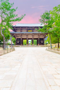 Nandaimon güney kapısında Todai-ji yolu günbatımı