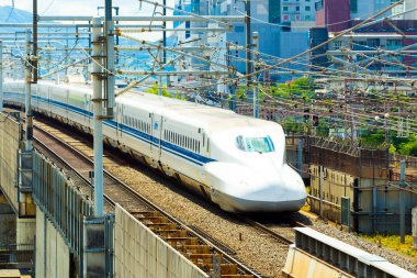 Shinkansen hızlı tren yaklaşıyor açılı